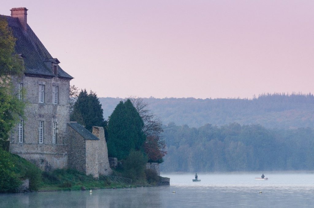 image ou nous pouvons apercevoir l'abbaye de paimpont et son étang 