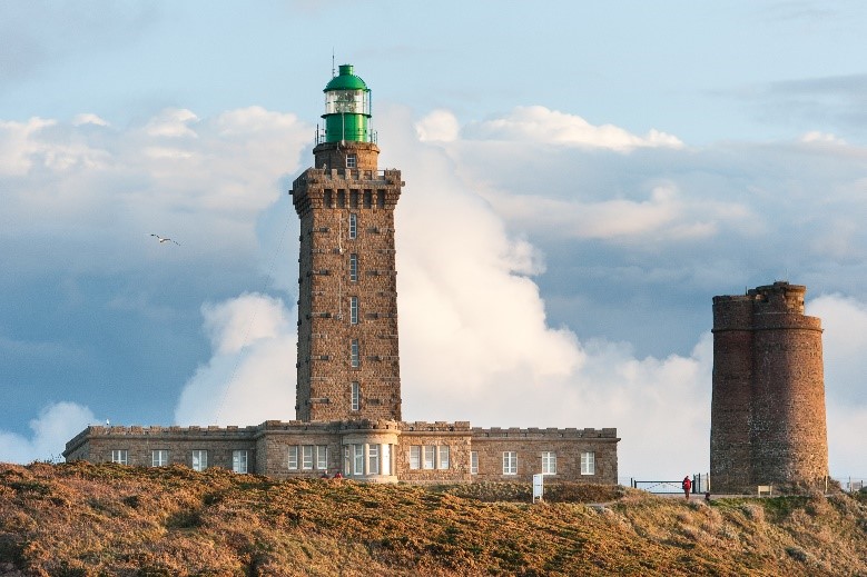 le phare actuelle accompagné du phare Vauban 