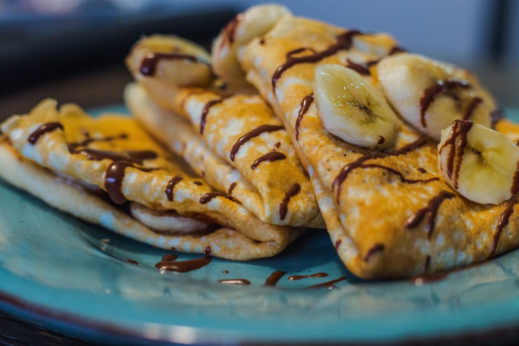 de délicieuse crêpes parsemé de chocolat fondu