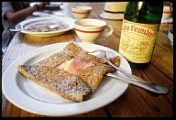 une délicieuse galettes accompagnée de sa bolée de cidre 