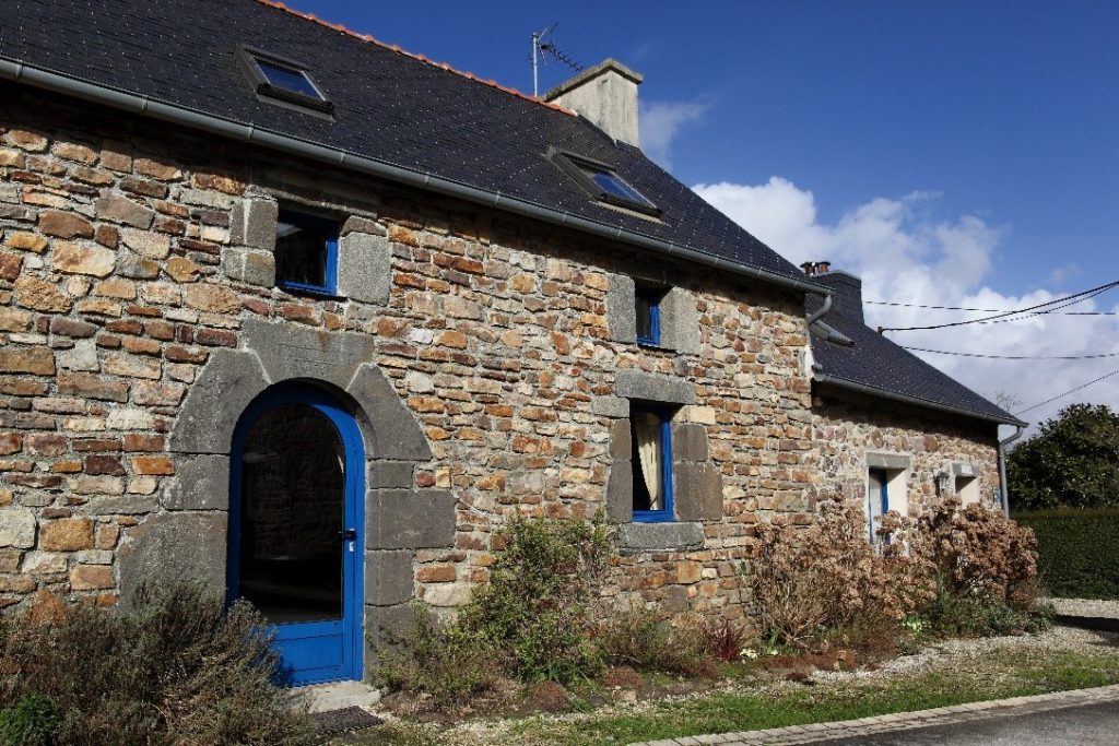 Image ou nous pouvons apercevoir une traditionelle longères bretonne 