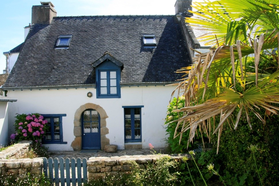 maisons de pêcheurs avec fenêtre et velux bleu pour rappeler la mer 