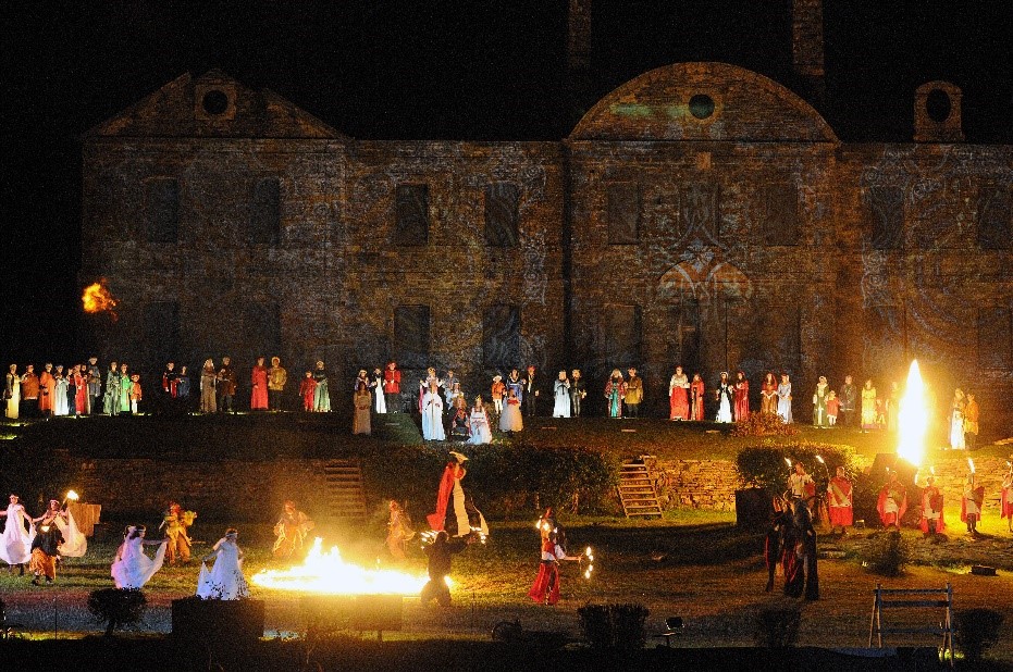 Le temps d’un spectacle nocturne, l’abbaye revête son plus beau costume de lumière.