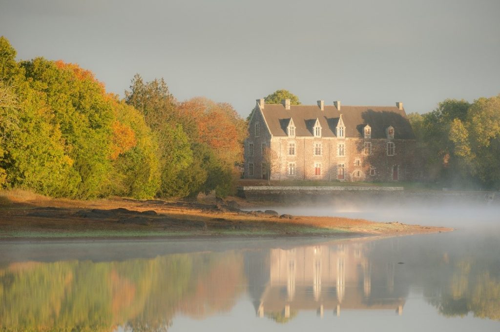 Le chateau de comper envahi par la brume et se reflétant sur le lac ravive les plus grandes légendes arthuriennes 