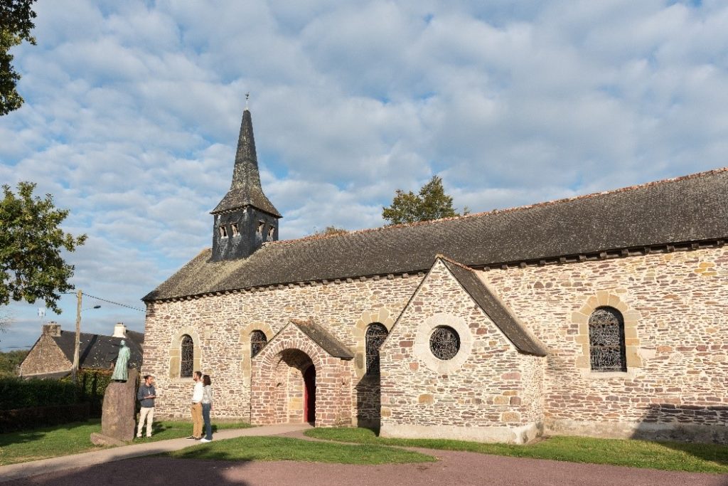 Ici, la statue de l’abbé Gillard est visible devant l’abbaye se situant a l'ouest de la forêt de brocéliande 