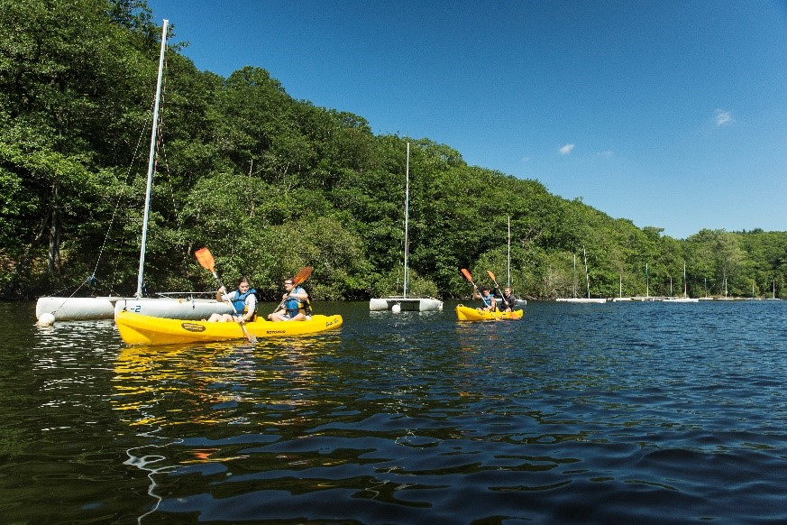 le lac de guerlédan, propice aux activités aquatiques