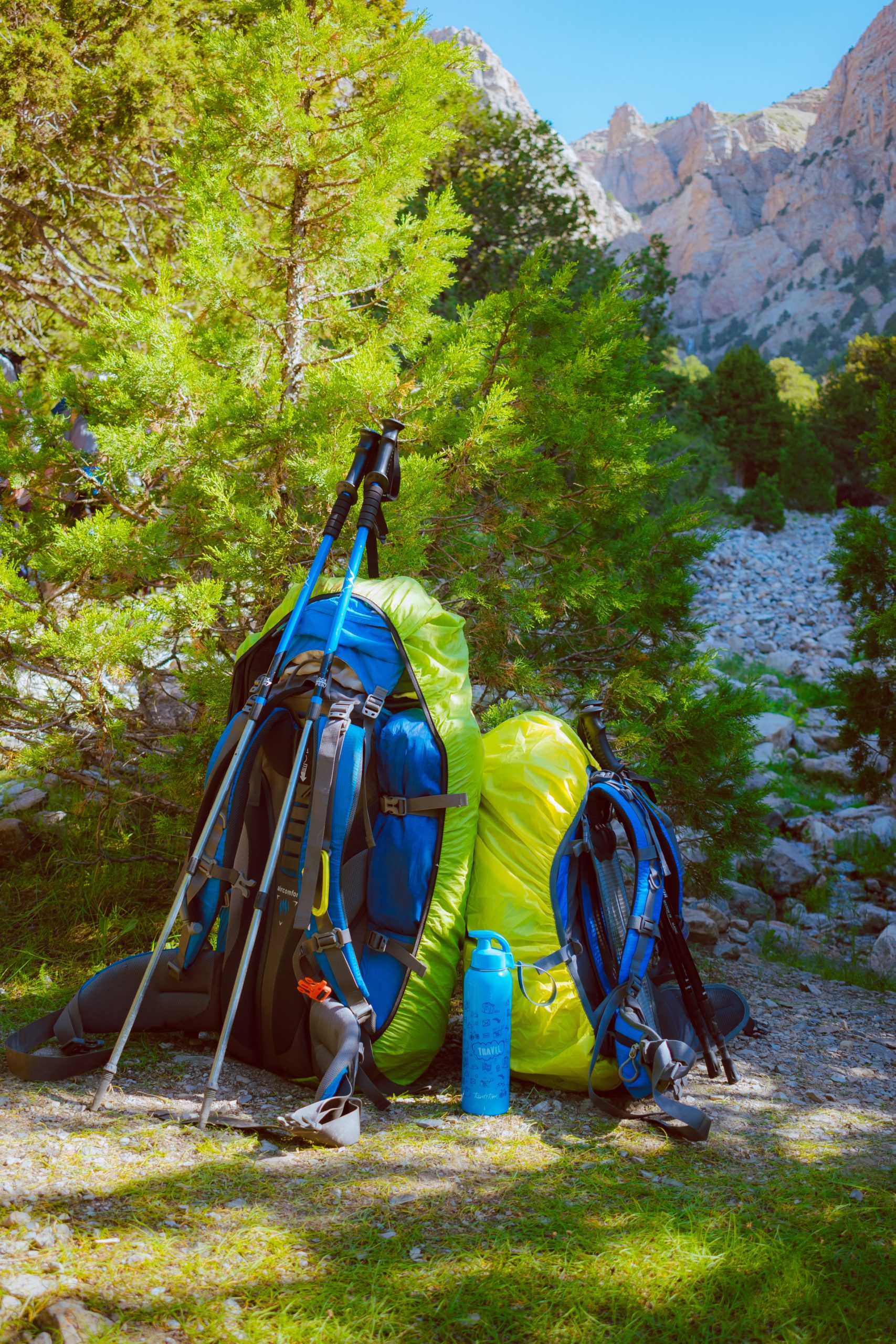 sac à dos et bâtons de randonnée