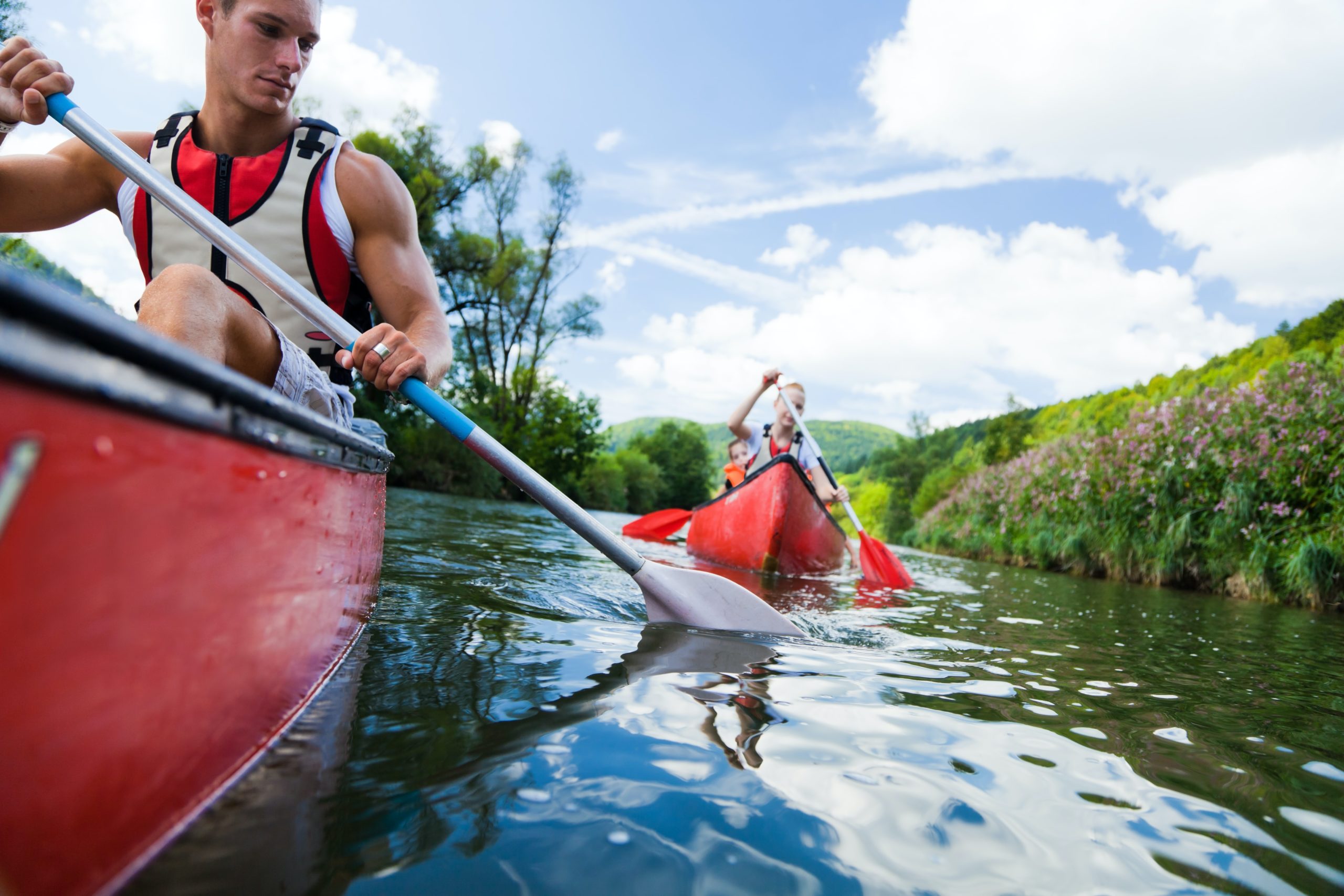 Personnes faisant du canoë