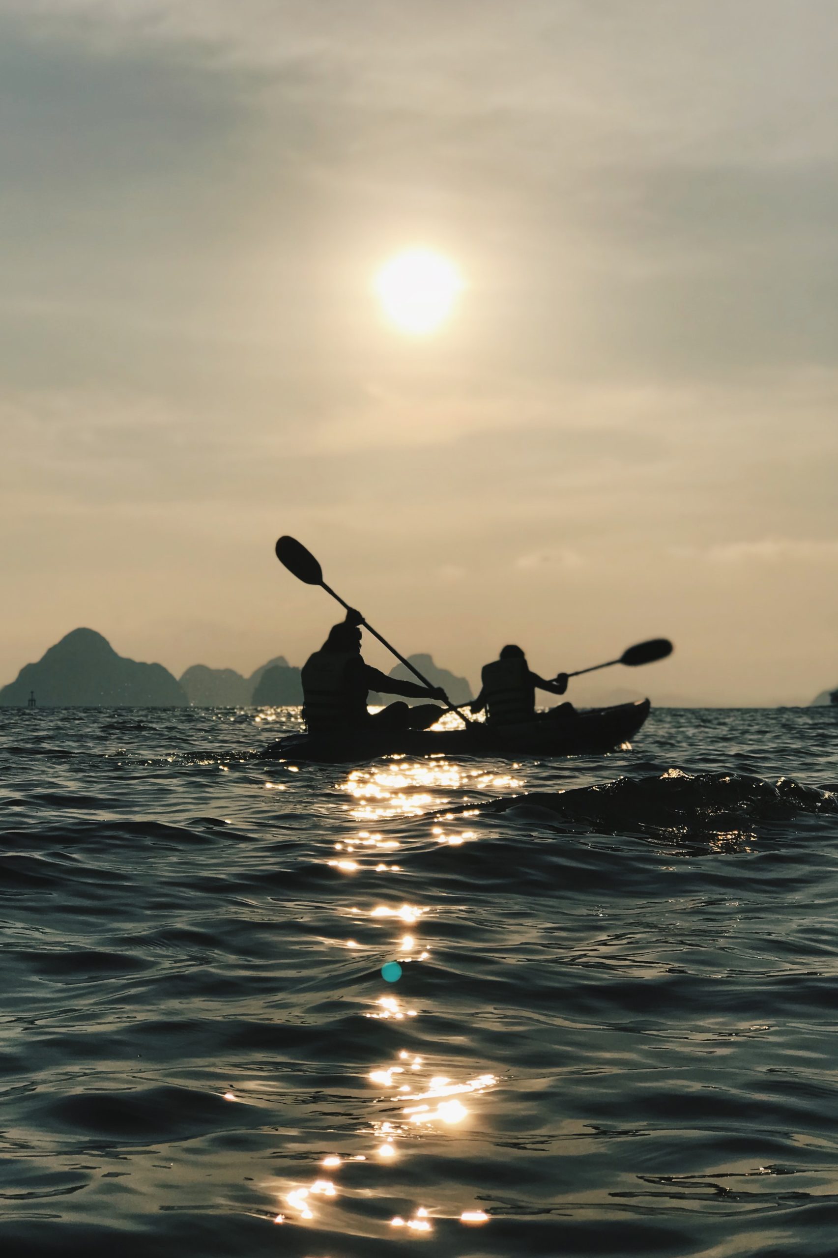 Couple dans un canoë au soleil