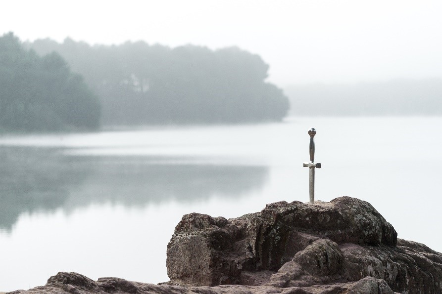 Épée d'Excalibur dans la mystérieuse forêt de brocéliande 