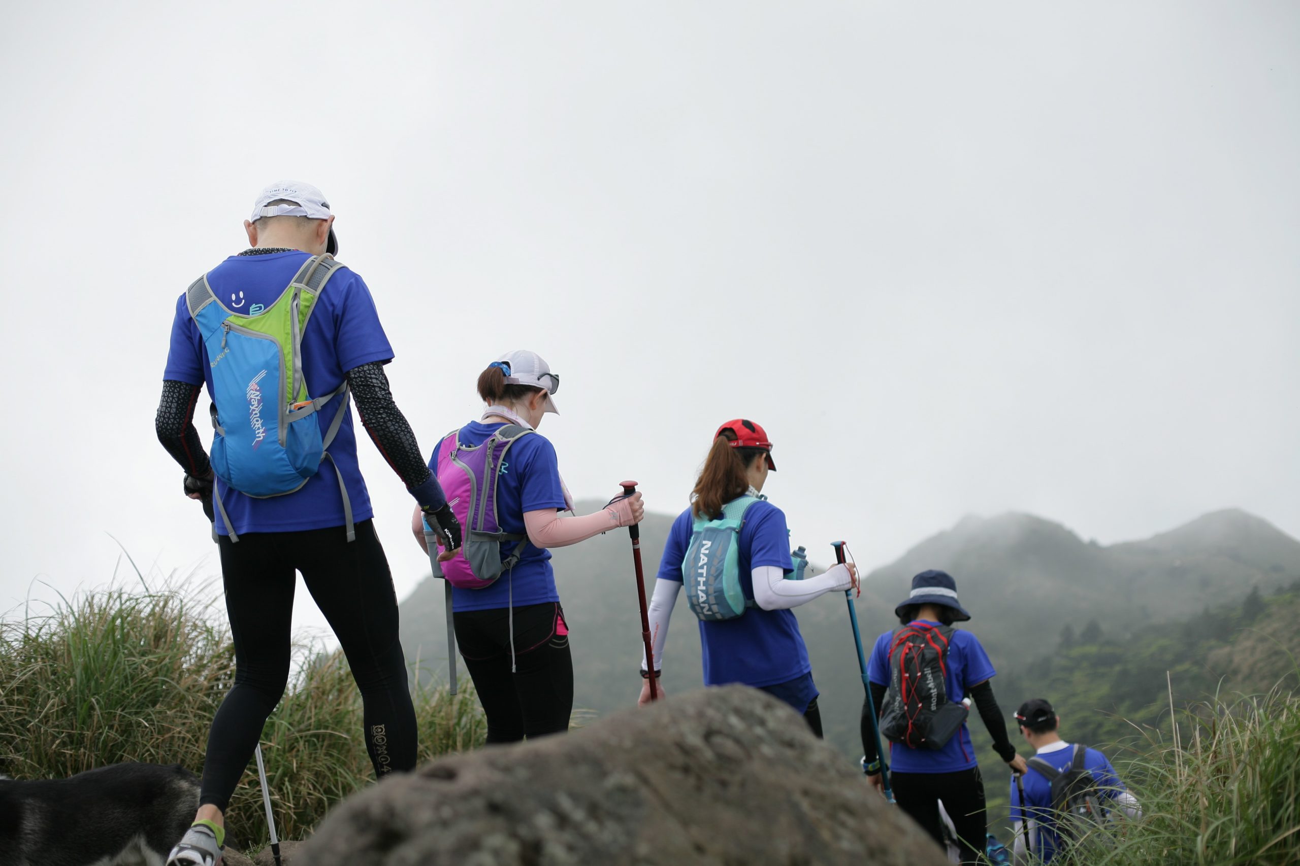 groupe de randonneurs avec sacs et bâtons