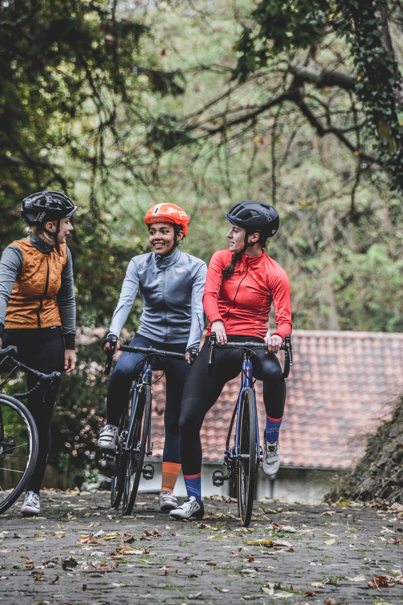 personnes faisant du vélo