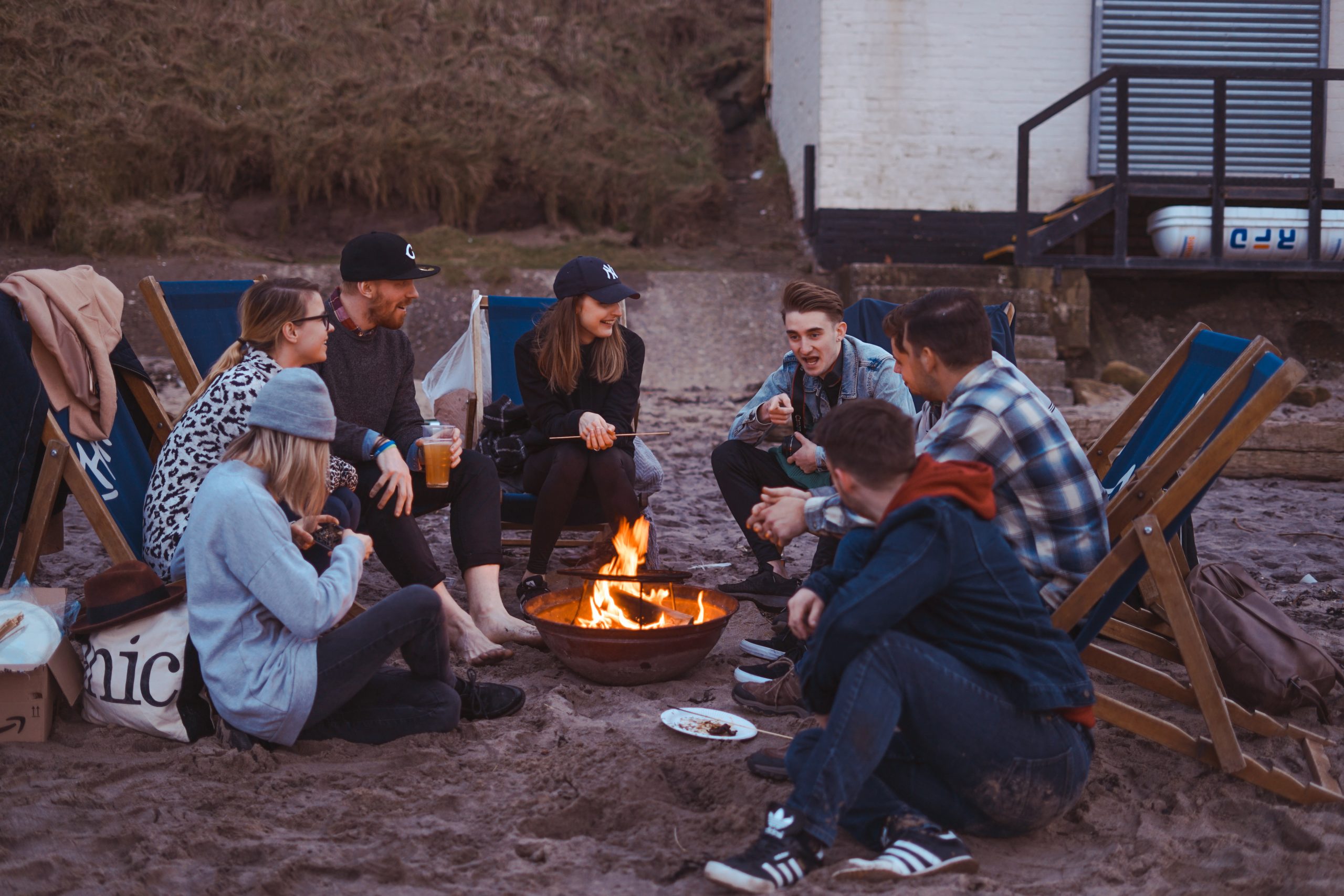 jeux vacances autour d'un feu de camp