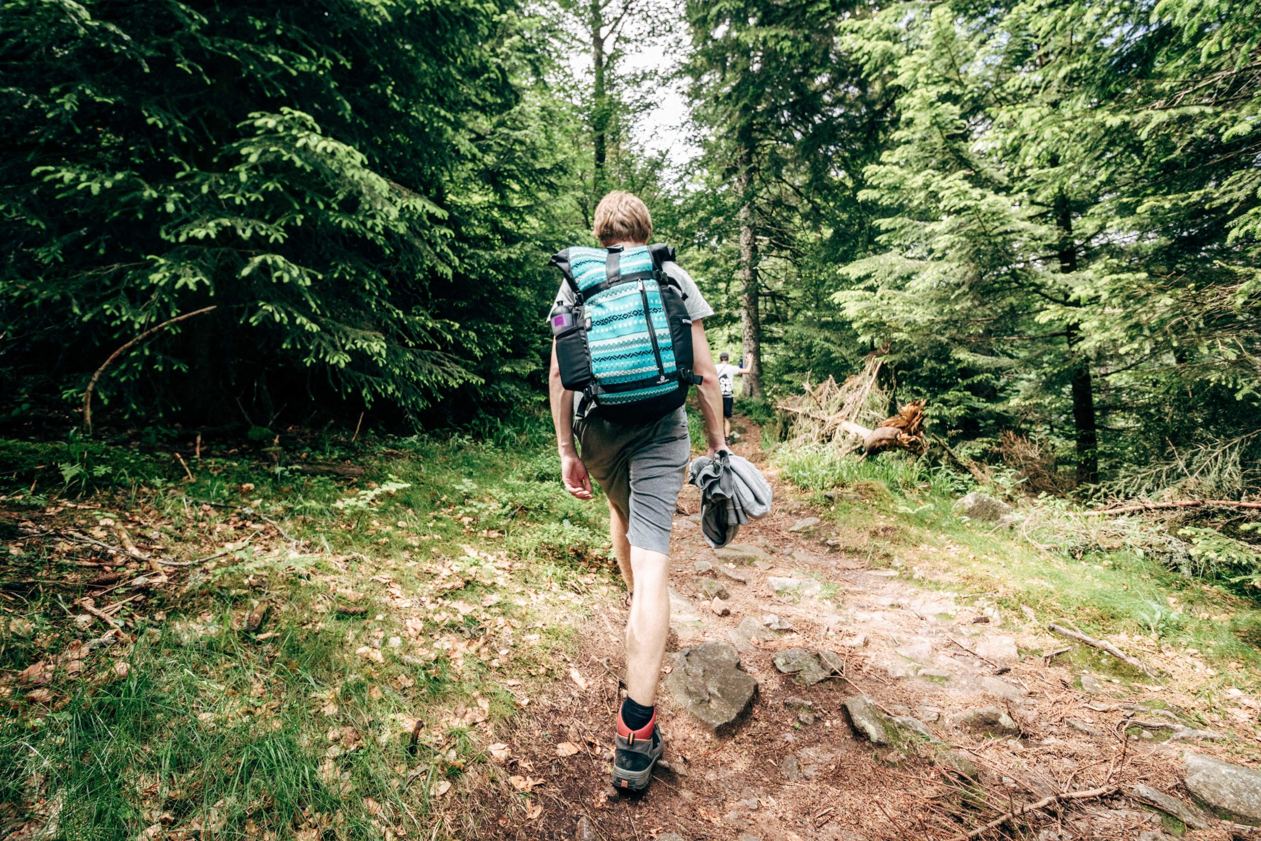 randonneuse avec son sac de randonnée