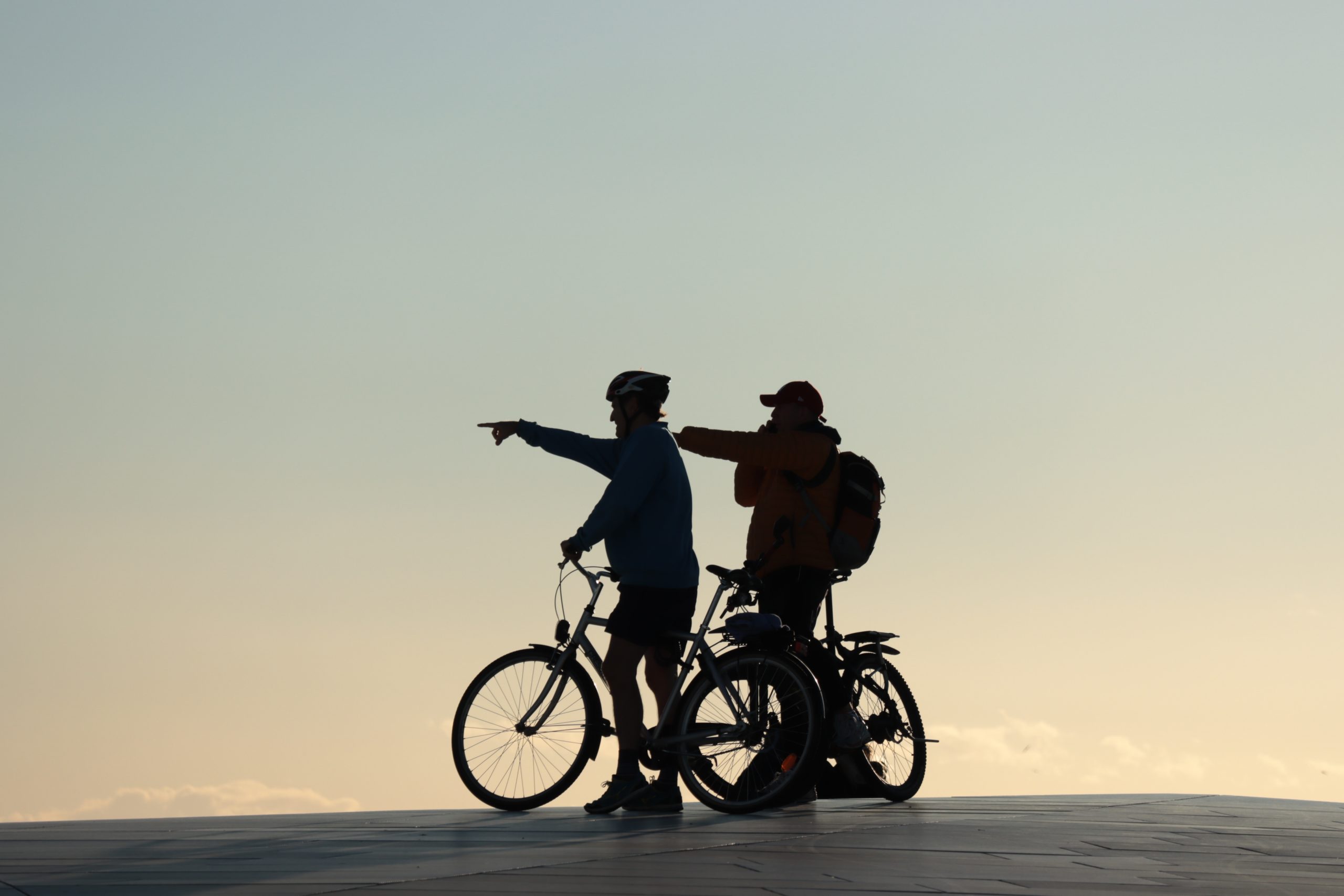 randonneurs cyclo au coucher de soleil